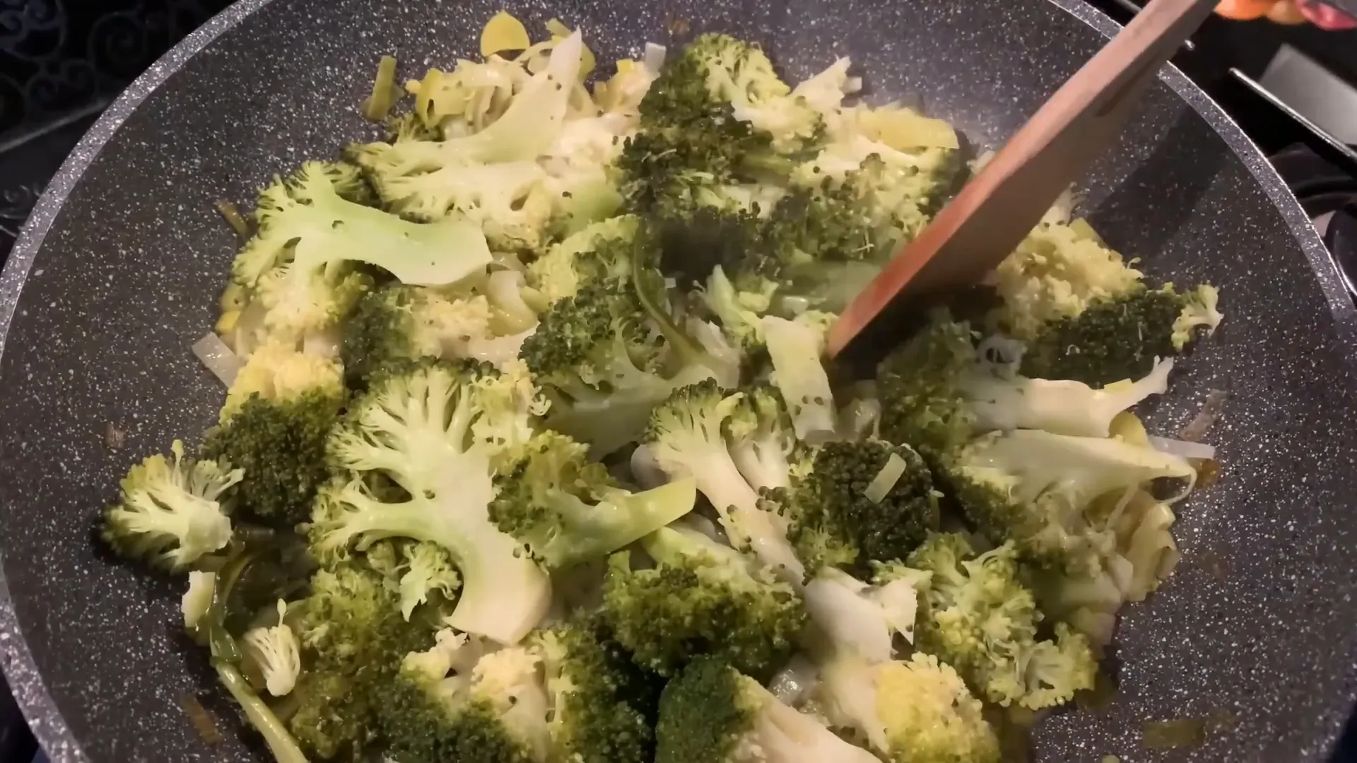 Cooking broccoli with leek and onion